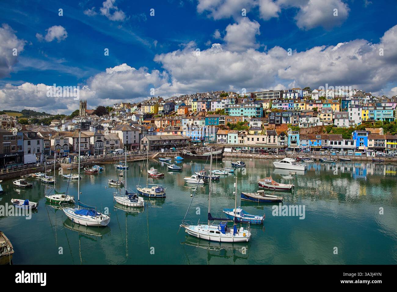 GB - DEVON : vue sur le port populaire de Brixham et le village pittoresque (photographie par Edmund Nagele FRPS) Banque D'Images