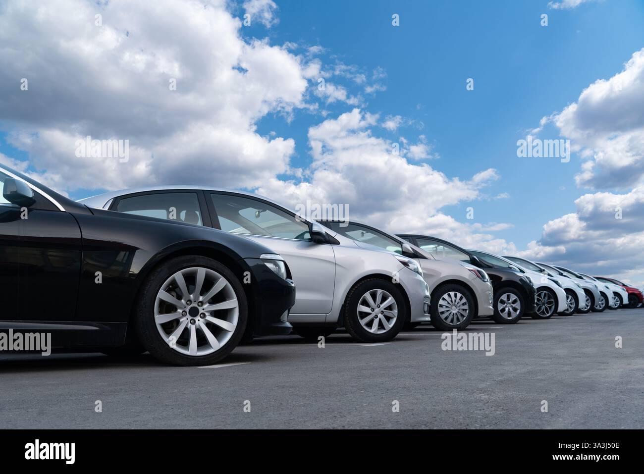 Beaucoup de voitures dans une rangée. Ventes de voitures d'occasion. Banque D'Images