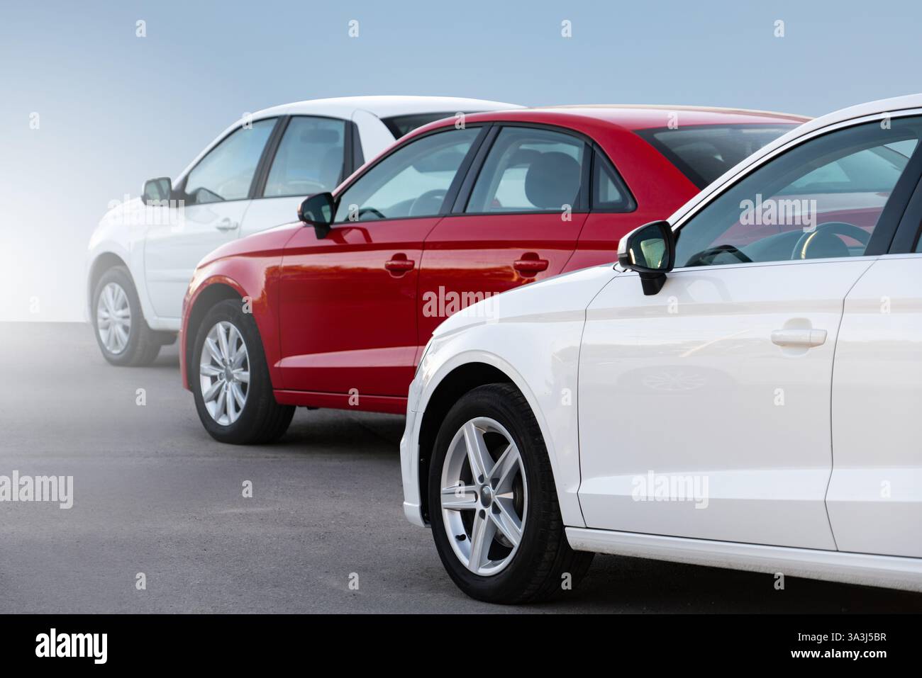 Beaucoup de voitures dans une rangée. Ventes de voitures d'occasion. Banque D'Images