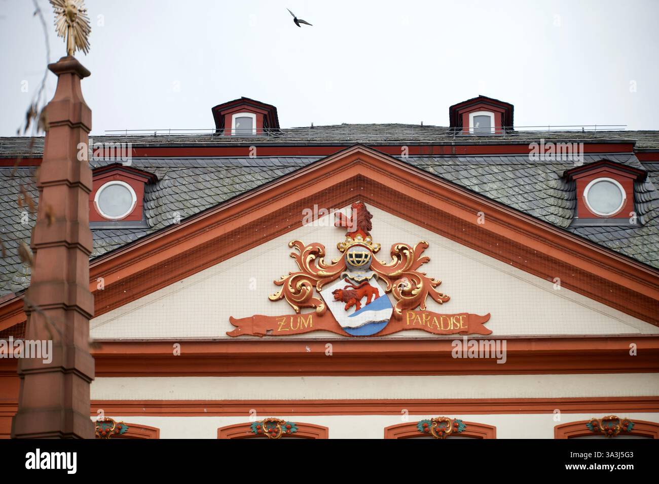 Francfort-sur-le-main, Allemagne. 14 mars 2025. Blason sur la maison au paradis sur Liebfauenberg, vieille ville. Banque D'Images