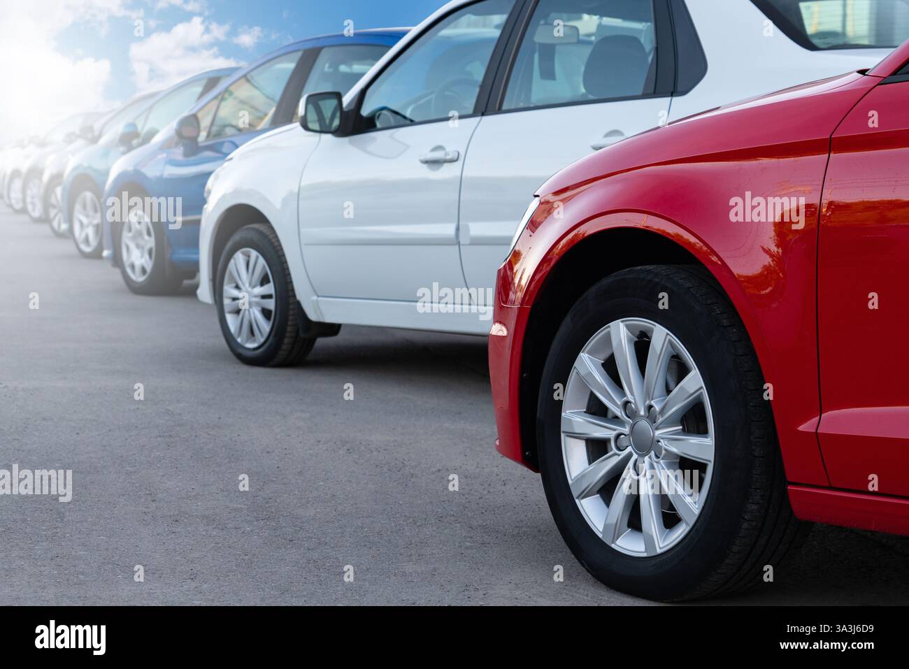 Beaucoup de voitures dans une rangée. Ventes de voitures d'occasion. Banque D'Images
