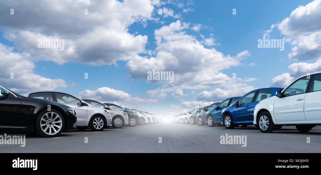 Beaucoup de voitures dans une rangée. Ventes de voitures d'occasion. Banque D'Images