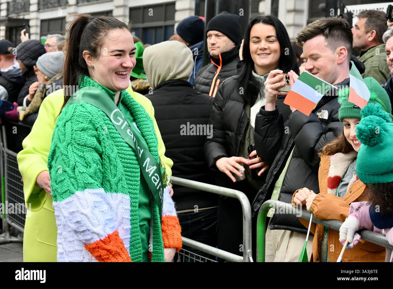 Londres, Royaume-Uni. Kellie Harrington, médaillée d'or olympique de boxe, maire du Festival St Patrick de Londres. Cet événement annuel réunissait touristes et Londoniens pour célébrer la contribution de la communauté irlandaise à Londres. Banque D'Images