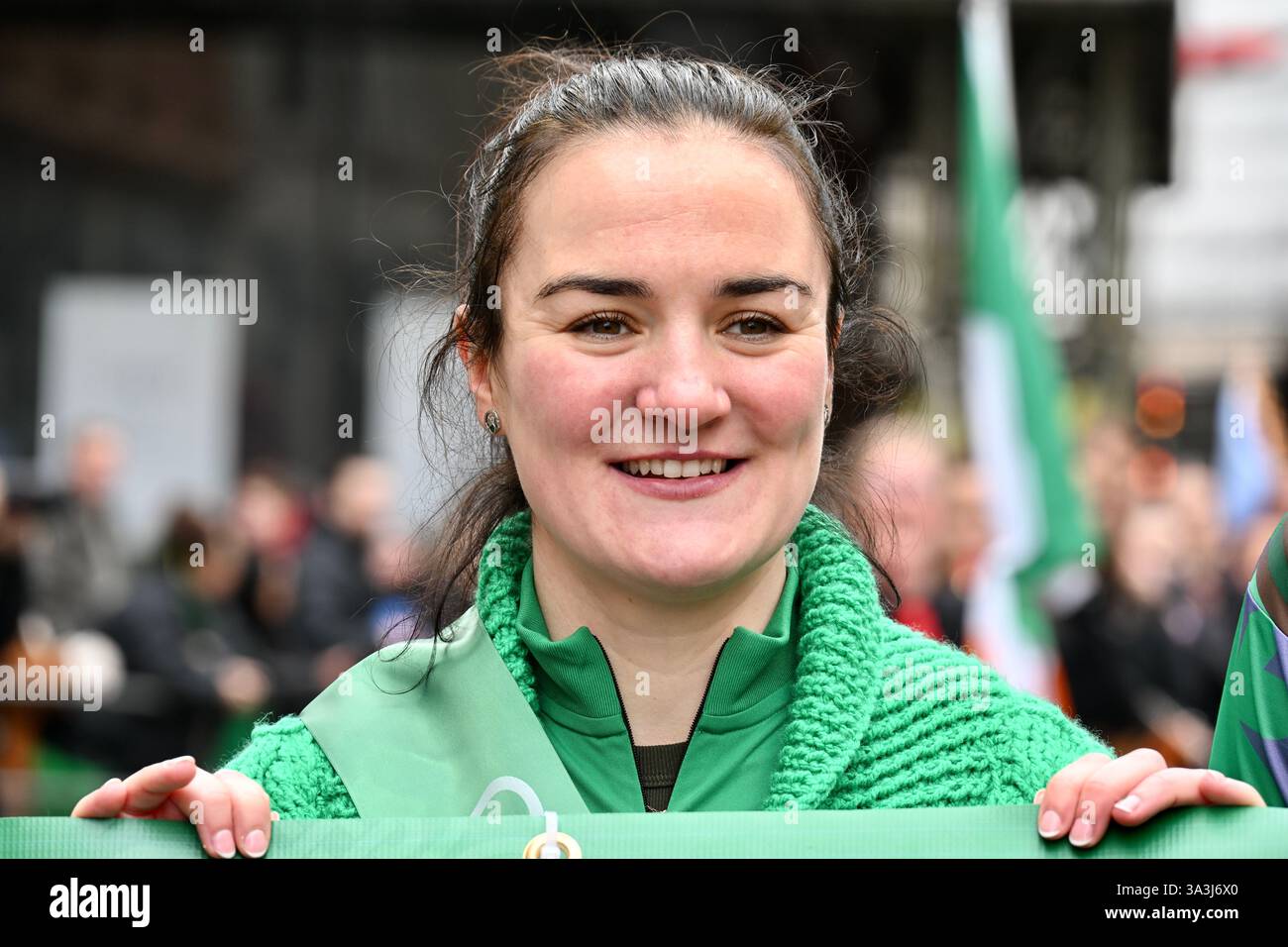 Londres, Royaume-Uni. Kellie Harrington, médaillée d'or olympique de boxe, maire du Festival St Patrick de Londres. Cet événement annuel réunissait touristes et Londoniens pour célébrer la contribution de la communauté irlandaise à Londres. Banque D'Images