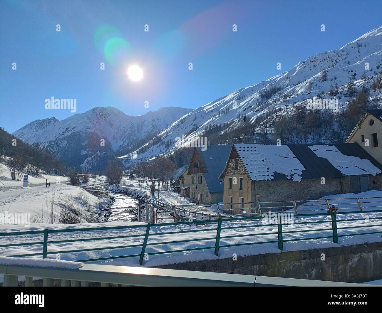 Lumière dorée d'hiver sur le hameau de la Rivine au-dessus de Valloire, vallée de la Maurienne, Savoie, Alpes françaises, France Banque D'Images