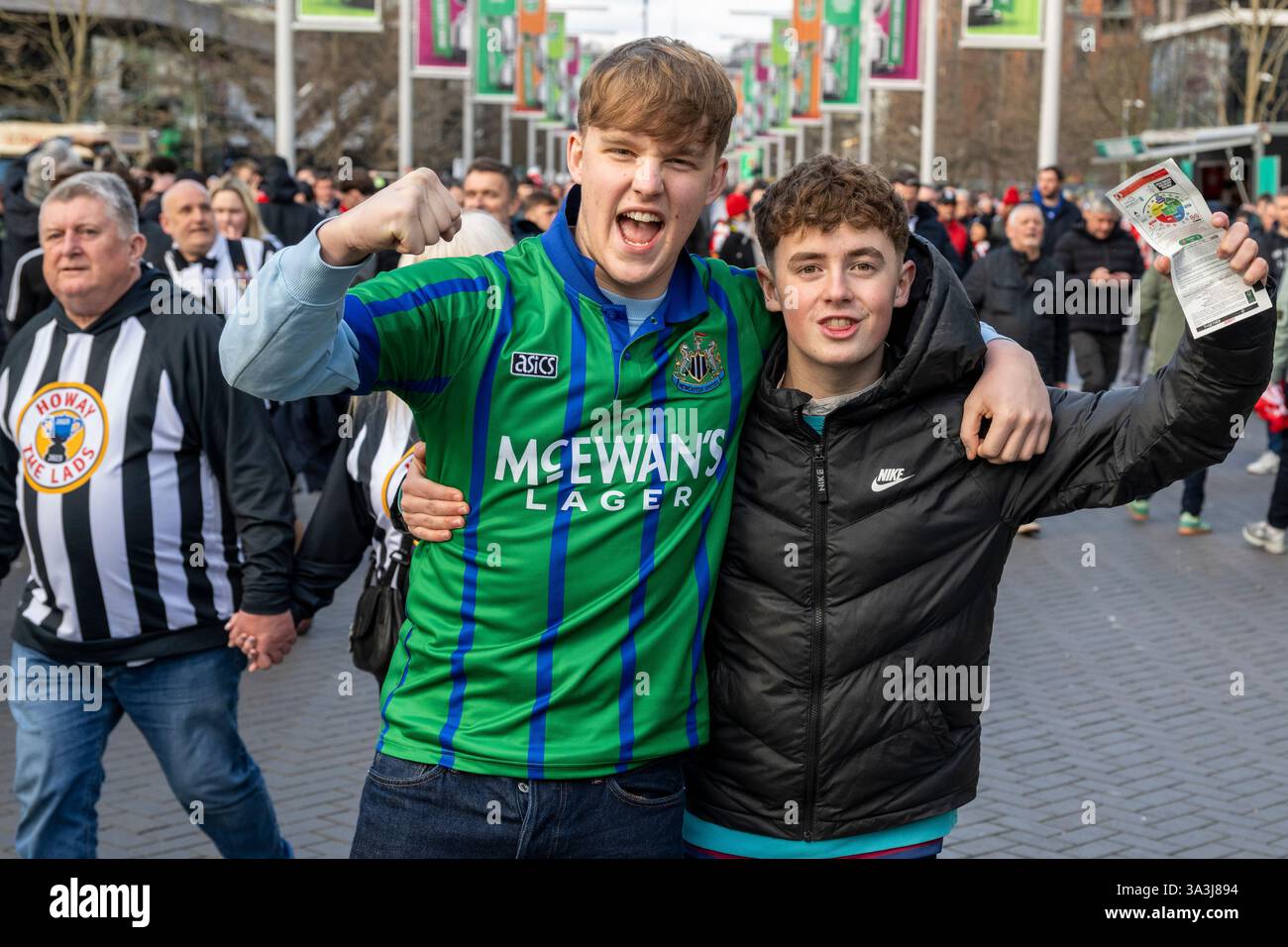 Londres, Royaume-Uni. 16 avril 2025. Les fans arrivent sur Olympic Way pour le stade de Wembley pour la finale de la Carabao Cup entre Liverpool et Newcastle United. Olympic Way reste une zone sans alcool pour la sécurité des foules. Credit : Stephen Chung / Alamy Live News Banque D'Images