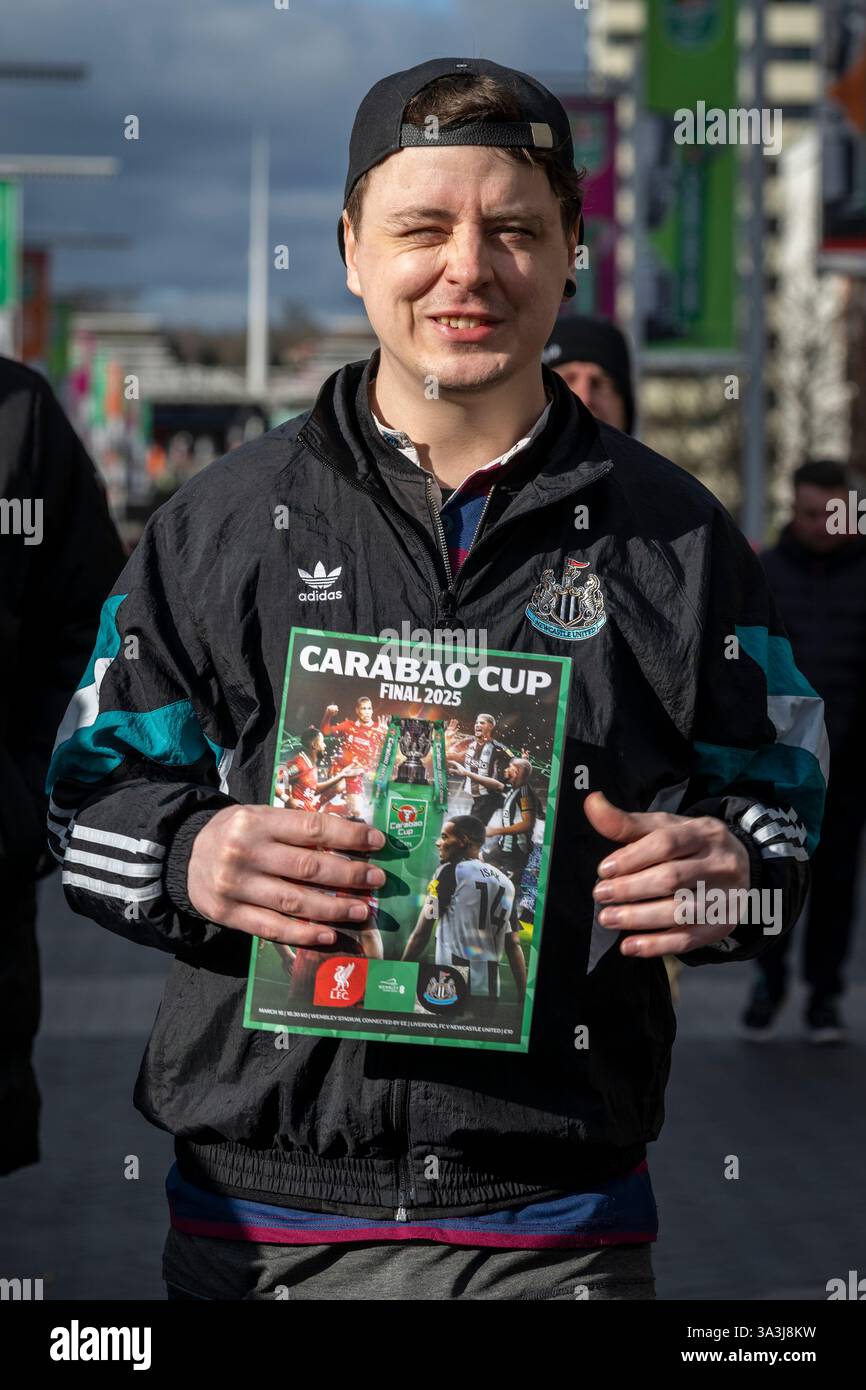 Londres, Royaume-Uni. 16 avril 2025. Les fans arrivent sur Olympic Way pour le stade de Wembley pour la finale de la Carabao Cup entre Liverpool et Newcastle United. Olympic Way reste une zone sans alcool pour la sécurité des foules. Credit : Stephen Chung / Alamy Live News Banque D'Images