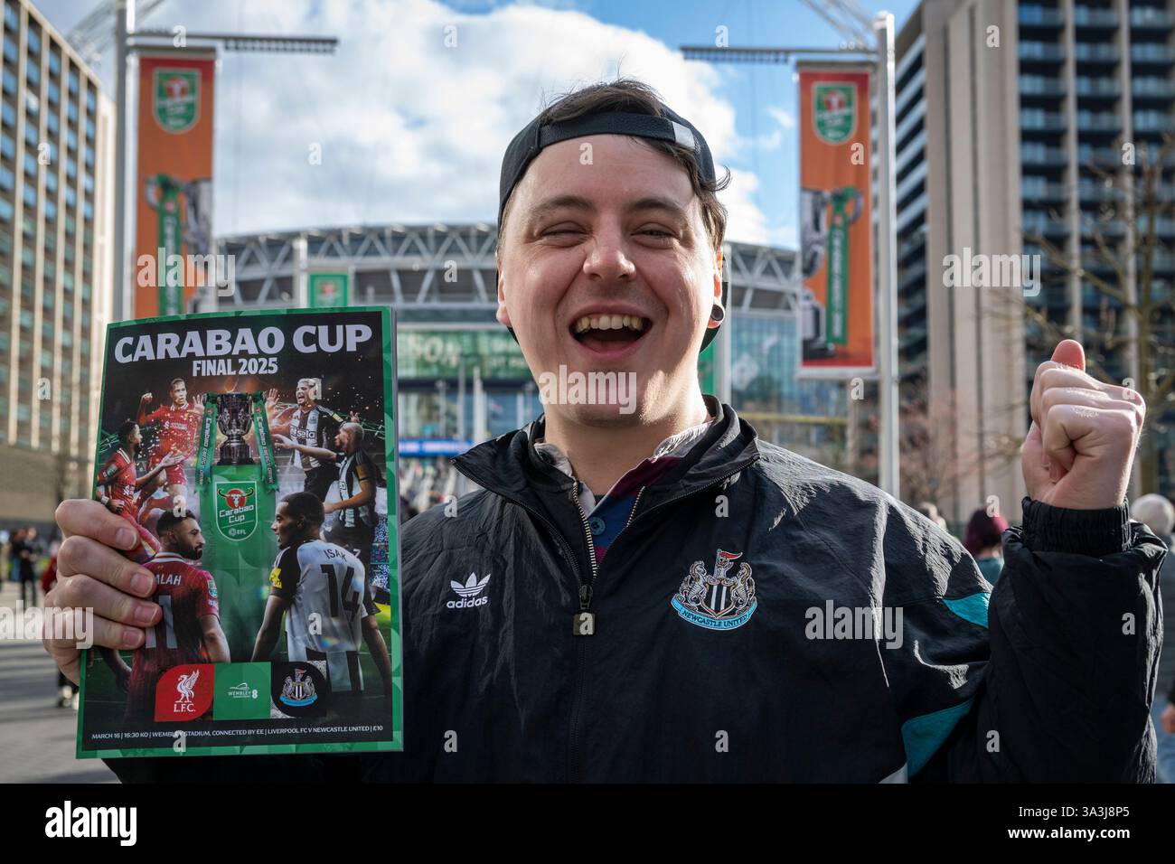 Londres, Royaume-Uni. 16 avril 2025. Les fans arrivent sur Olympic Way pour le stade de Wembley pour la finale de la Carabao Cup entre Liverpool et Newcastle United. Olympic Way reste une zone sans alcool pour la sécurité des foules. Credit : Stephen Chung / Alamy Live News Banque D'Images