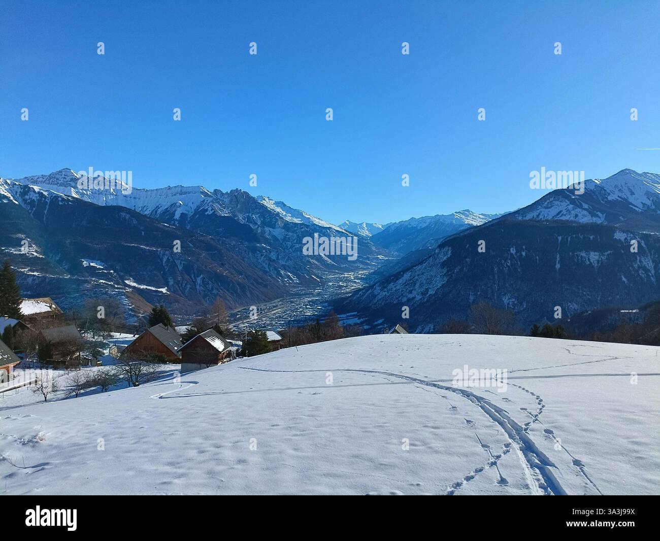 Prairie alpine enneigée surplombant la vallée de la Maurienne, Savoie, Alpes françaises, France Banque D'Images