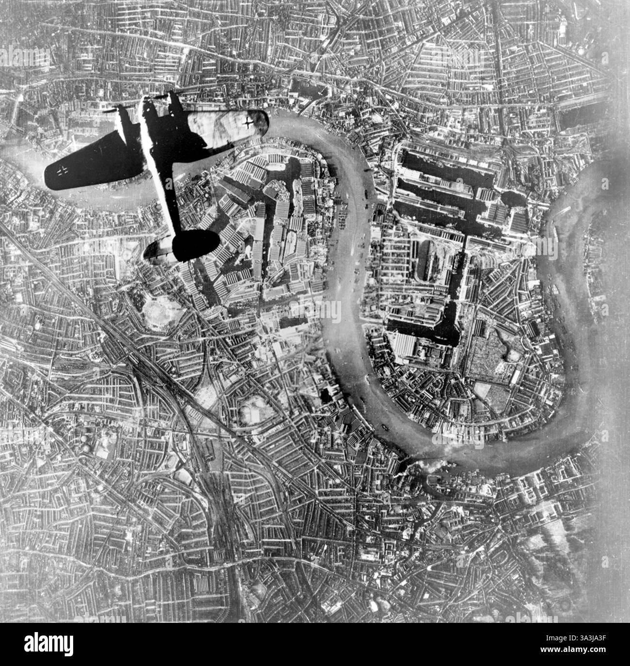 Le Blitz est une campagne de bombardement allemande contre le Royaume-Uni, pendant huit mois, du 7 septembre 1940 au 11 mai 1941, pendant la seconde Guerre mondiale. - Un bombardier allemand Heinkel He 111 de la Luftwaffe survolant Wapping et l'île des chiens dans l'East End de Londres au début des raids nocturnes de la Luftwaffe du 7 septembre 1940 Banque D'Images