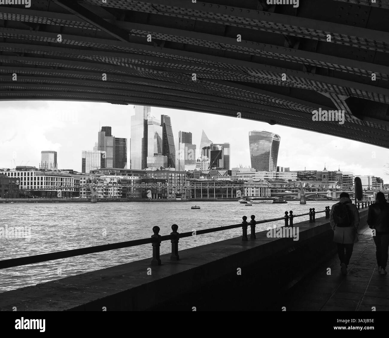 Architecture moderne comprenant des gratte-ciel vus de dessous Blackfriars Bridge à Londres, mars 2025. Monochrome Banque D'Images