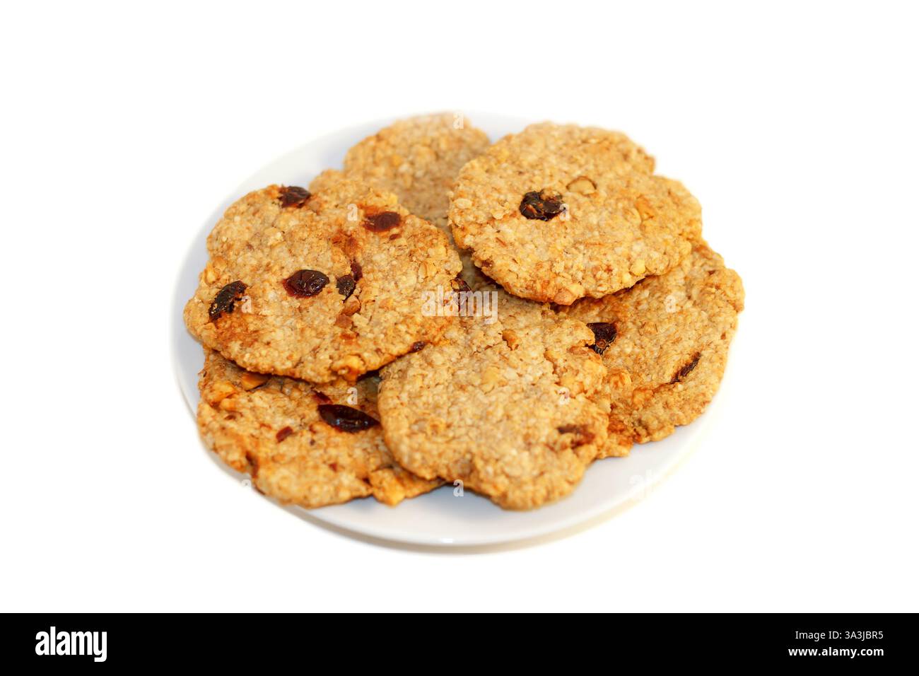 Délicieux gâteaux naturels de flocons d'avoine avec baies cuites à la maison pour les végétariens sur un fond blanc, fait à la main Banque D'Images