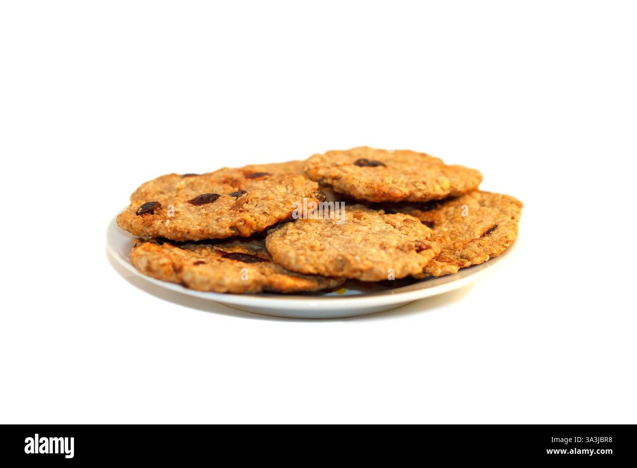 Gâteaux naturels à l'avoine avec des baies cuites à la maison pour les végétariens sur fond blanc, faits à la main Banque D'Images