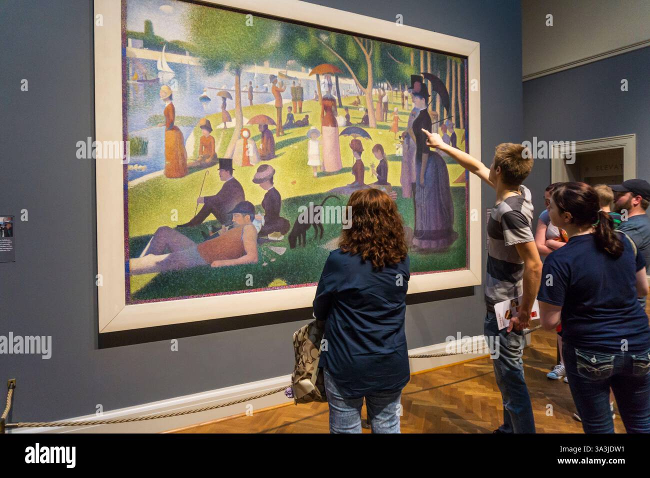Les visiteurs d'admirer un dimanche après-midi sur l'île de La Grande Jatte - 1884 par Georges Seurat dans l'Art Institute de Chicago. Banque D'Images