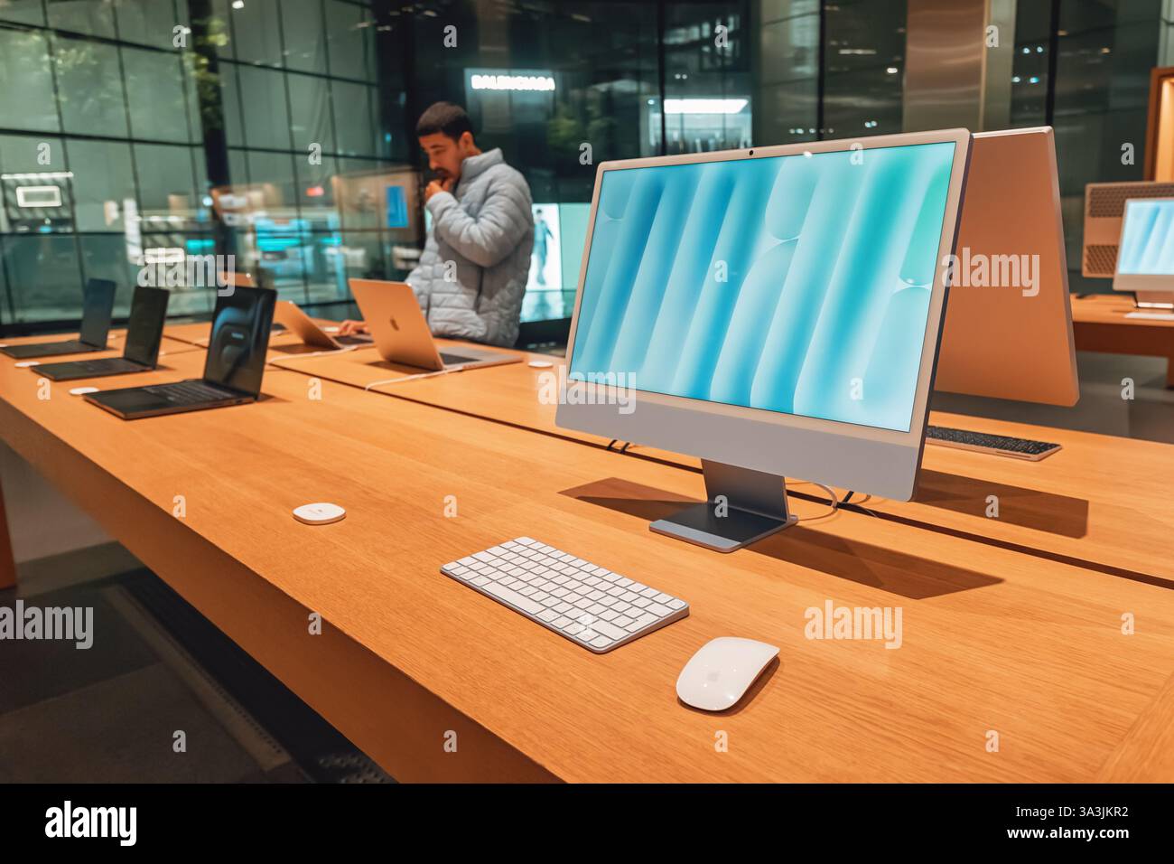 17 janvier 2025, Abu Dhabi, Émirats arabes Unis : client essayant un ordinateur portable et un PC dans un magasin d'électronique Apple moderne Banque D'Images