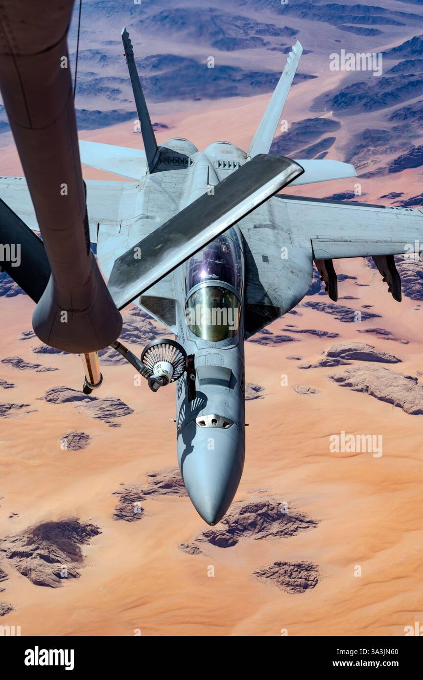 Mer Rouge, eaux internationales. 03 mars 2025. Un avion de chasse F/A-18 Super Hornet de l'US Navy affecté au Harry S. Truman Carrier Strike Group se ravitaille d'un avion de ravitaillement KC-135R Stratotanker lors de l'opération Prosperity Guardian, le 3 mars 2025, au-dessus de la région de la mer Rouge. Crédit : SSGT. Jackson Manske/U. S Air Force photo/Alamy Live News Banque D'Images