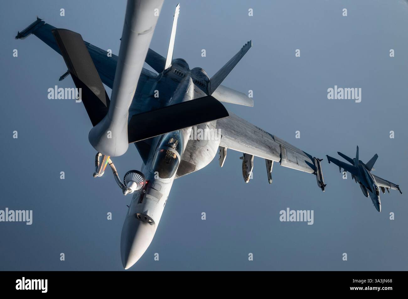 Mer Rouge, eaux internationales. 11 mars 2025. Un avion de chasse F/A-18F Super Hornet de l'US Navy affecté au Harry S. Truman Carrier Strike Group se ravitaille d'un avion de ravitaillement KC-135R Stratotanker lors de l'opération Prosperity Guardian, le 11 mars 2025, au-dessus de la mer Rouge. Crédit : SSGT. William Rio Rosado/U. S Air Force photo/Alamy Live News Banque D'Images