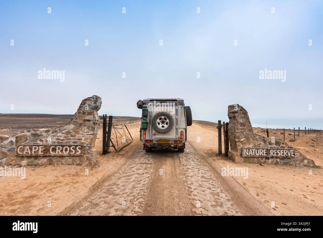 Voiture de location sur la route de Cape Cross nature Reseve, Namibie Banque D'Images Voiture de location sur la route de Cape Cross nature Reseve, Namibie Banque D'Images