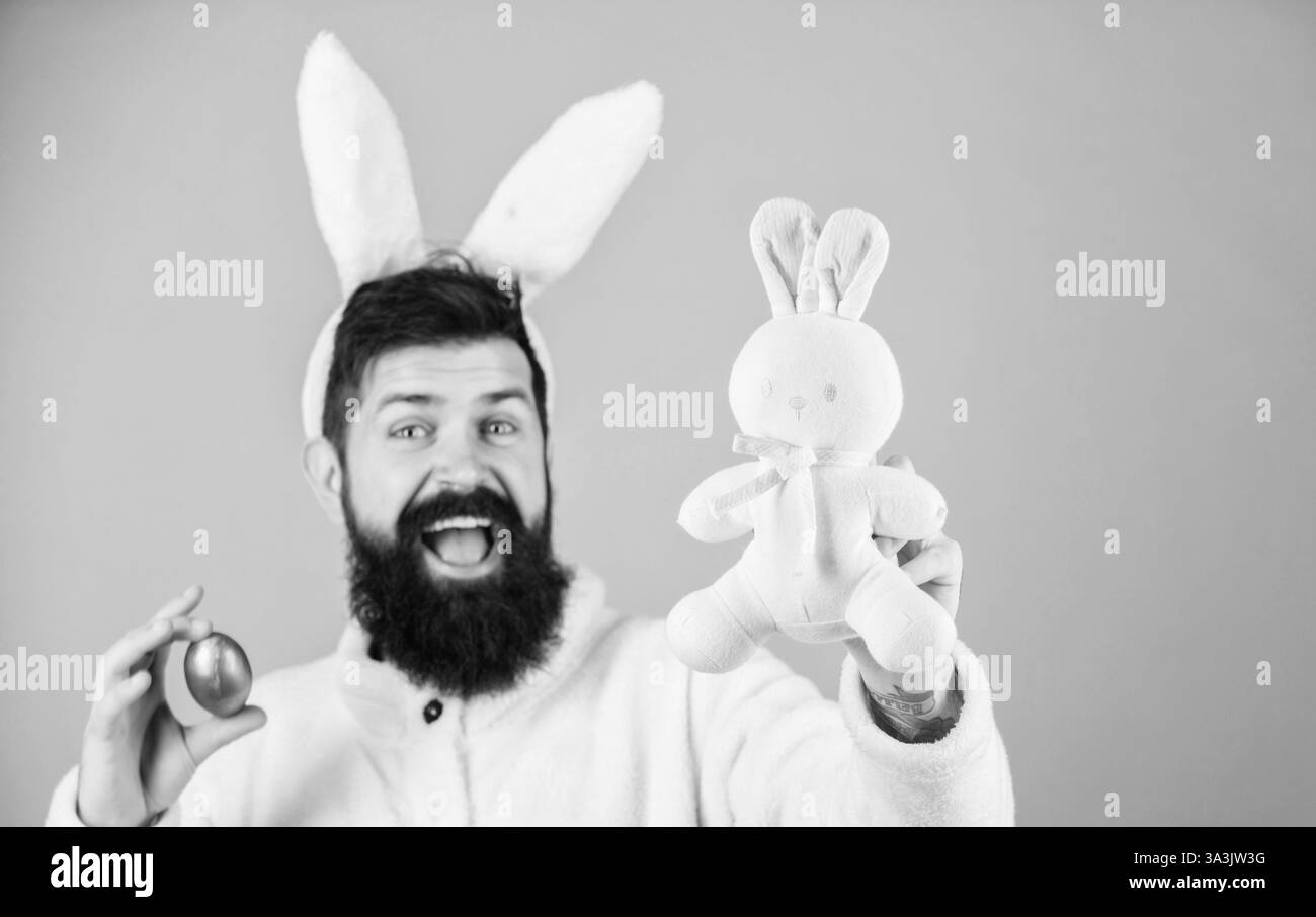 Lapin drôle avec barbe et moustache.Participez à la fête.L'homme barbu porte des oreilles de lapin.Concept de symbole Pâques.Shopping de Pâques.Taille basse mignon lapin long Banque D'Images