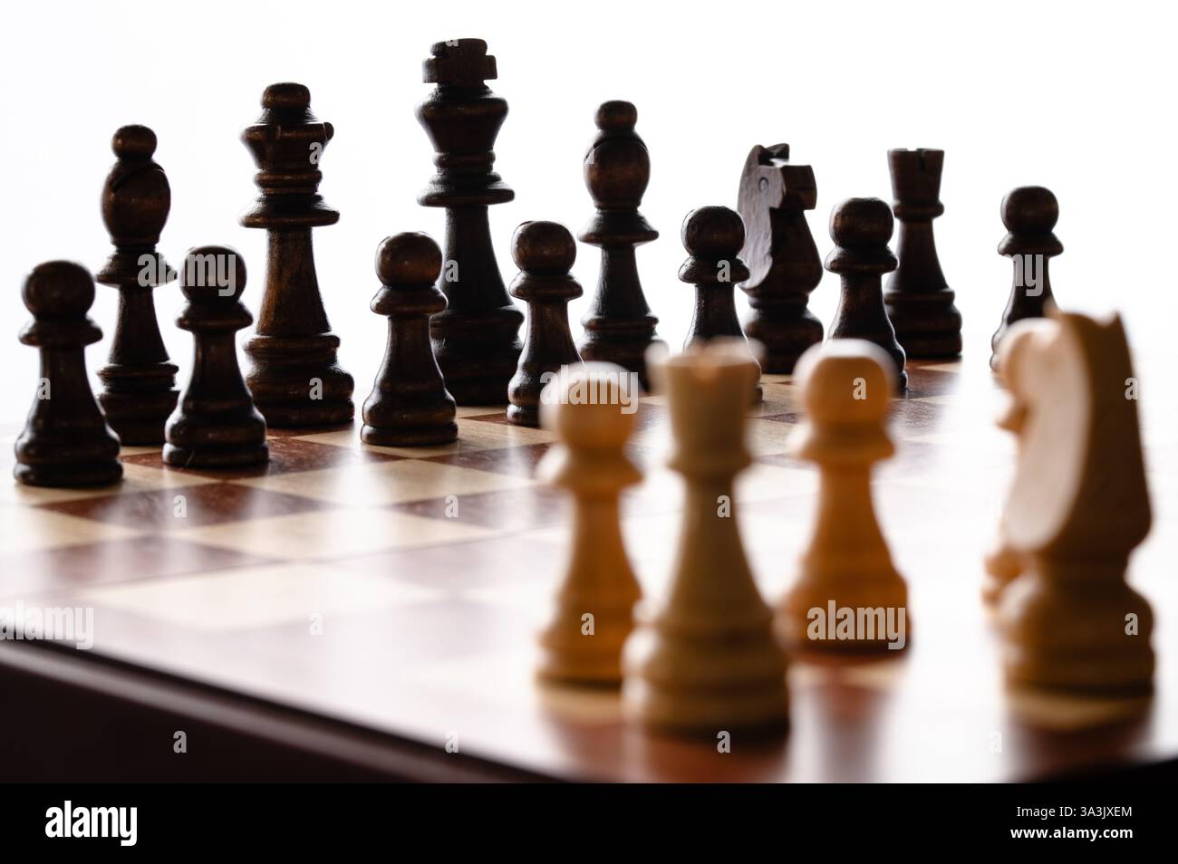 Jeu d'échecs avec des pièces en bois prêtes à jouer Banque D'Images