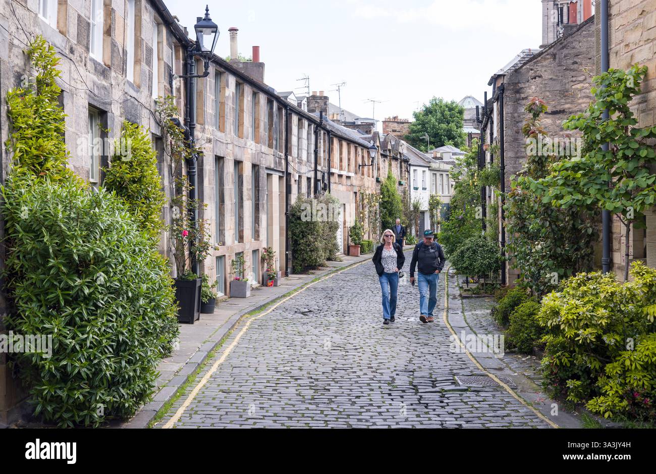 Édimbourg, Royaume-Uni - 29 mai 2024. Un couple descend Circus Lane, une vieille rue pavée pittoresque à New Town, Édimbourg, Écosse, Royaume-Uni Banque D'Images