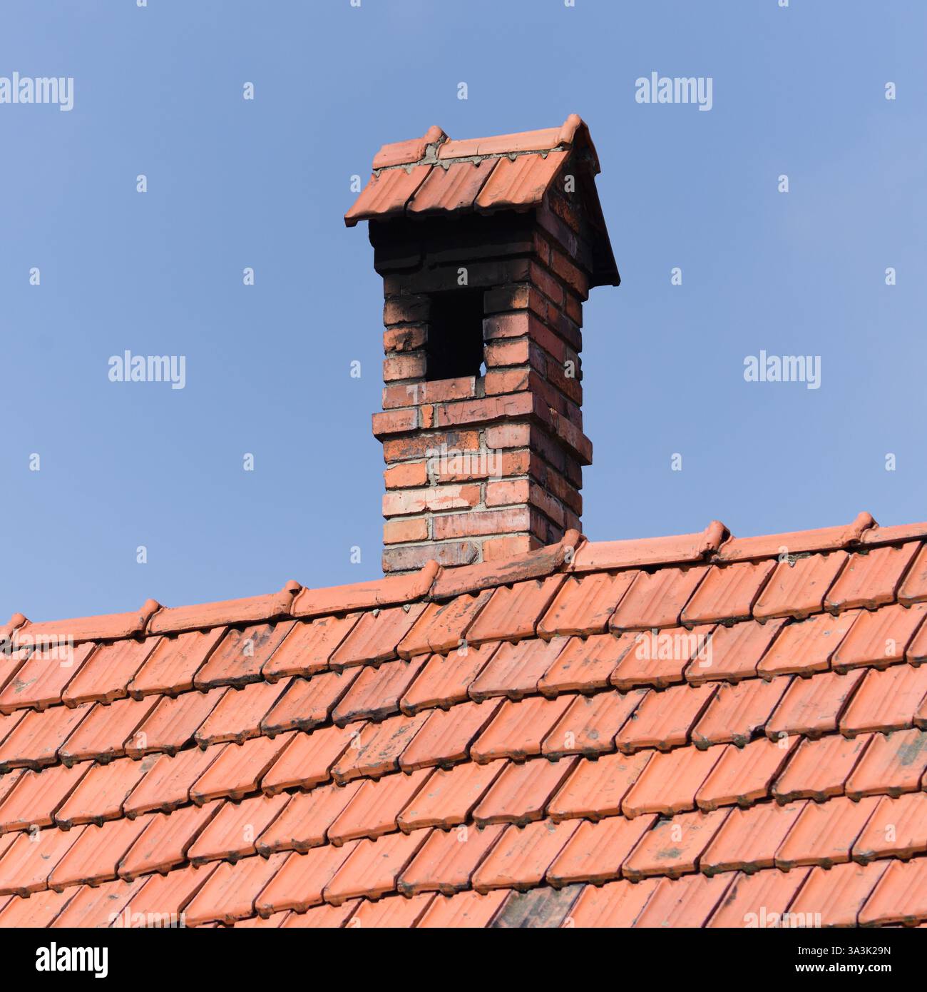 Cheminée murale en brique look vintage et toit. Banque D'Images