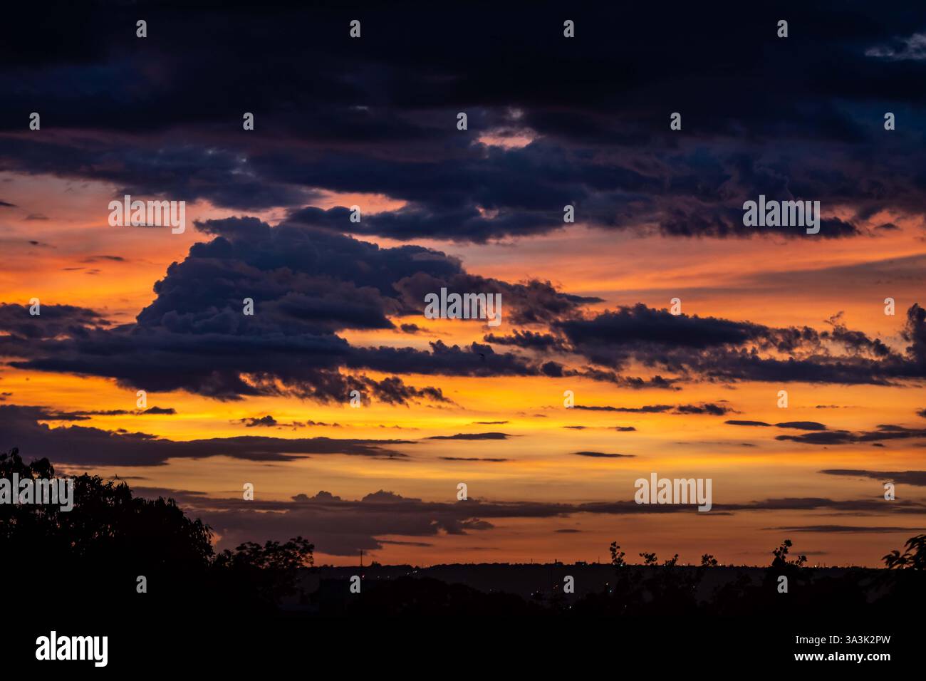 Ciel orange spectaculaire dans une formation iconique et idyllique Banque D'Images