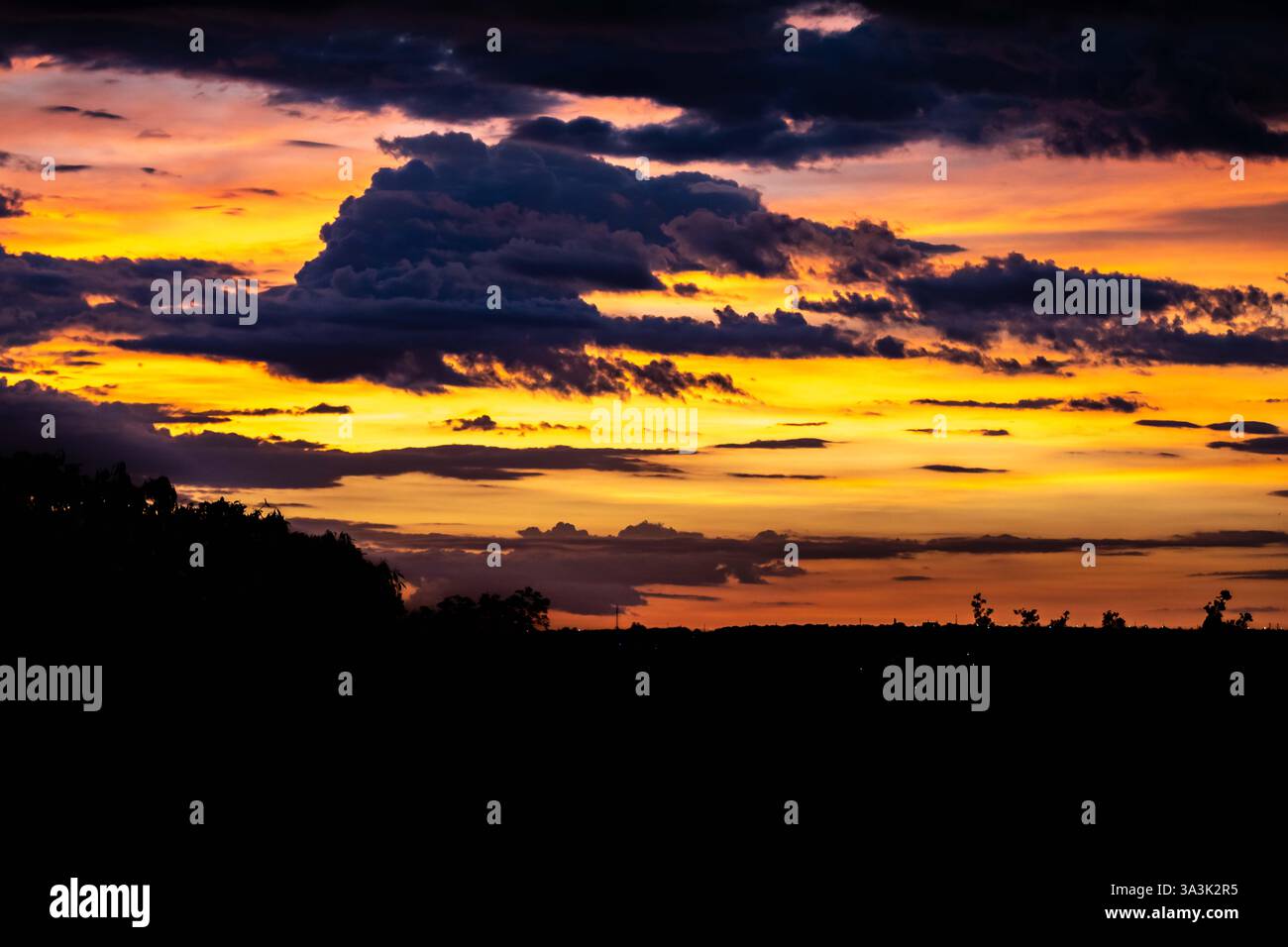 Ciel orange spectaculaire dans une formation iconique et idyllique Banque D'Images