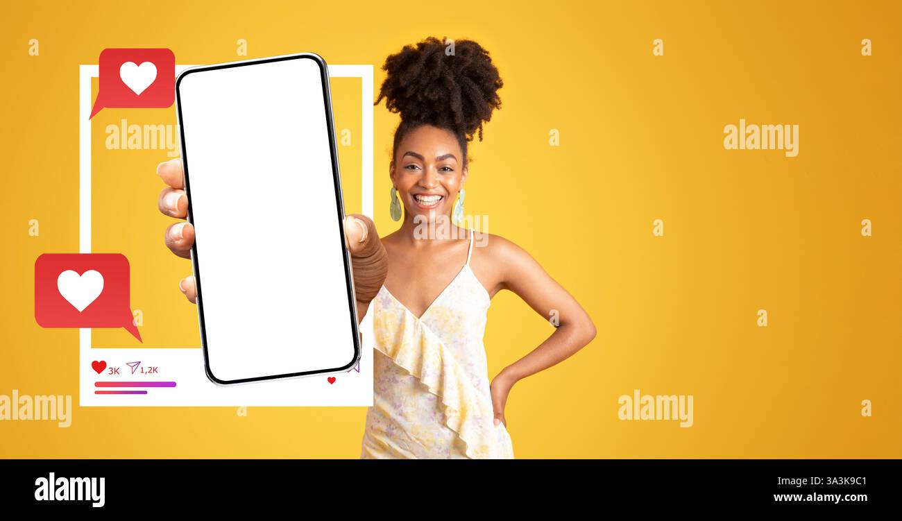 Influenceur engageant présentant un smartphone avec une application de médias sociaux Banque D'Images