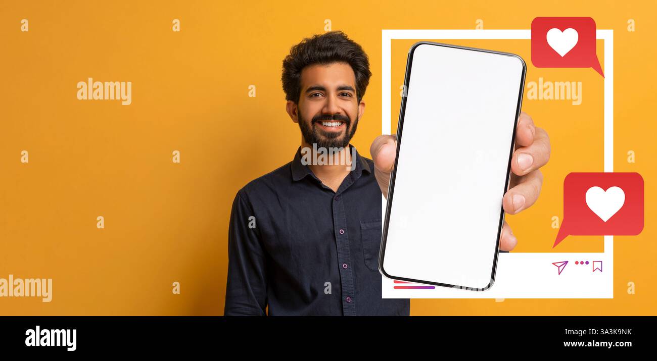 Influenceur engageant présentant un smartphone avec des éléments de médias sociaux Banque D'Images