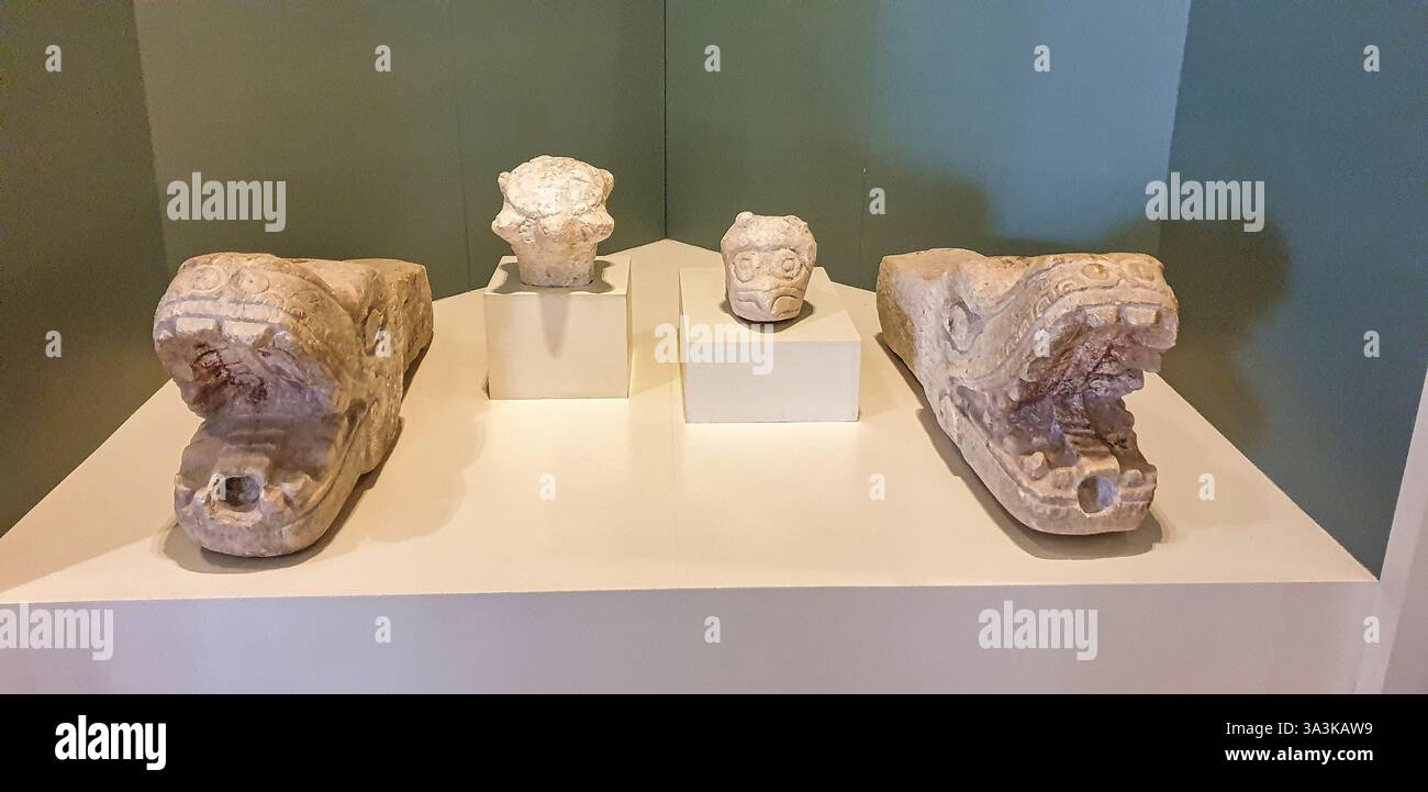 Têtes de serpent, têtes de Jaguar et de chouette, calcaire, de la période maya post-classique trouvée à Chichen Itza exposée au Museo de Maya, Cancun, Mexique Banque D'Images