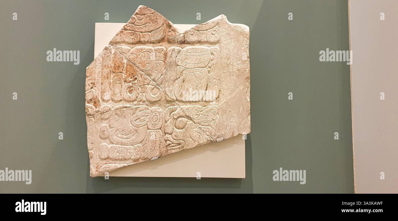 Fragment de tablette du site maya de Palenque, commémorant les dieux maya Gi, Unen et K'awiil sur 692 AD au Museo de Maya, Cancun, Mexique Banque D'Images