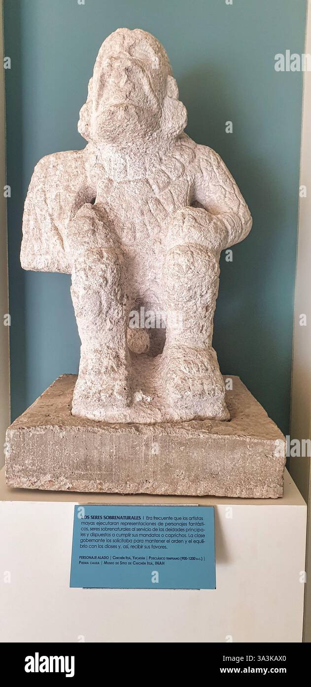 Diété ailée surnaturelle de calcaire du site maya de Chichen Itza, 900 à 1200 EC au Museo de Maya, Cancun, Mexique Banque D'Images