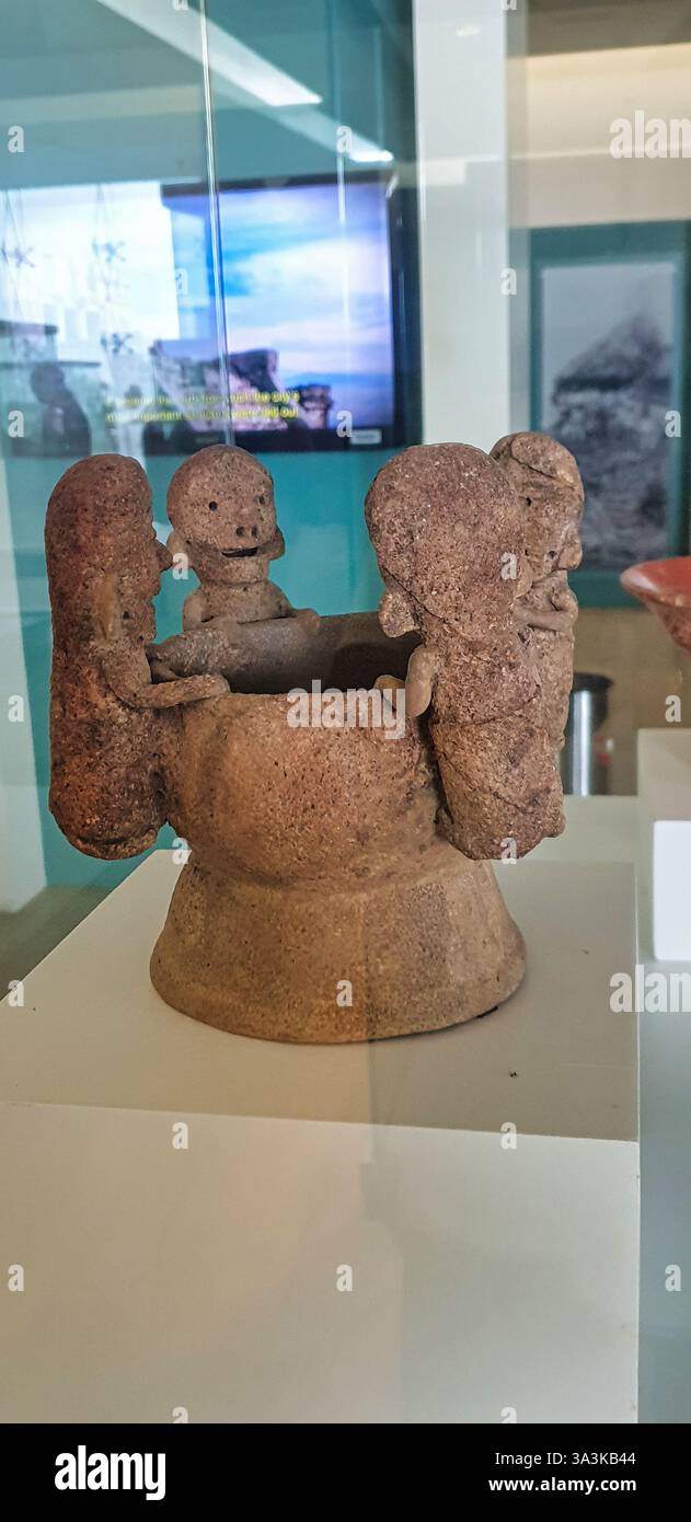 Quatre femmes autour d'un brûleur d'encens, figurine en céramique du site El Rey Ruins dans la région de Cancun mayan riviera au Museo de Maya, Cancun, Mexique Banque D'Images