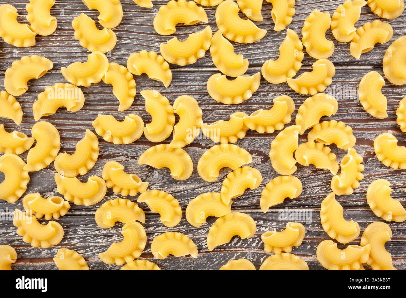 pasta creste sur fond de bois texture vue de dessus Banque D'Images