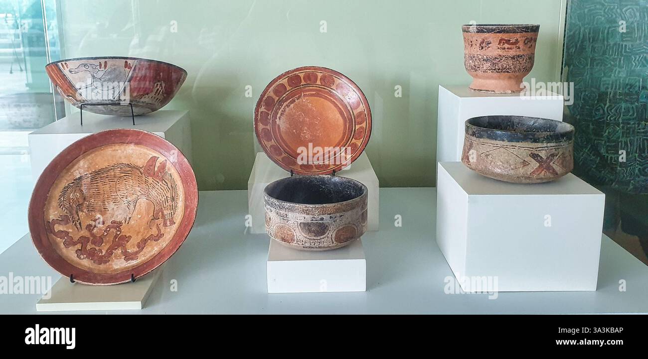 Plaques en céramique avec une image de tapir et des tasses des sites mayas d'Oxtankah, près de Calderitas, 600-850 EC au Museo de Maya, Cancun, Mexique Banque D'Images