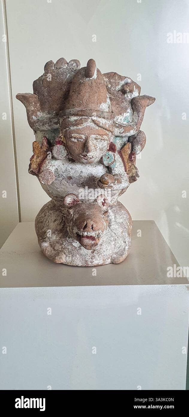 Figurine en céramique du Dieu de la création maya, Itzamna, issue d'un crocodile, du site de Chacchoben, au Museo de Maya, Cancun, Mexique Banque D'Images