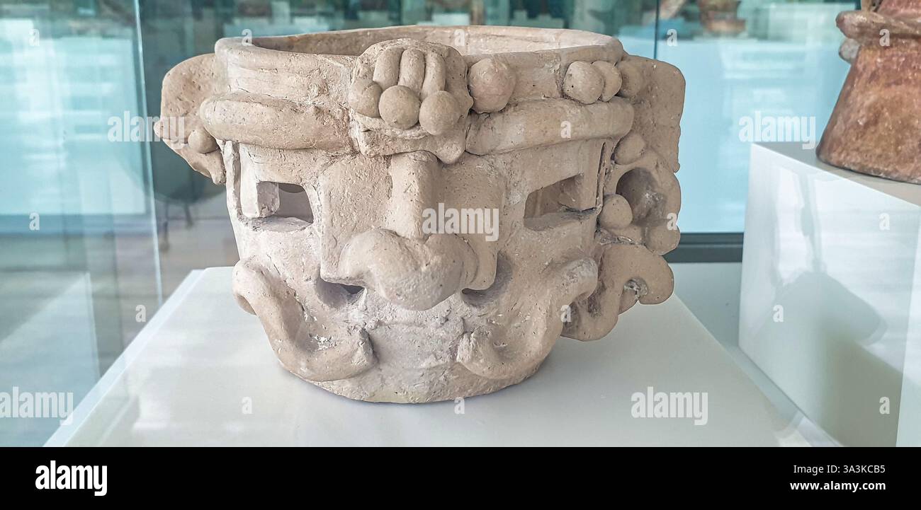 Brûleur d'encens en céramique représentant la diété d'oiseaux principale de la mythologie maya du site de Chacchoben, 200-650 AD au Museo de Maya, Cancun, Mexique Banque D'Images