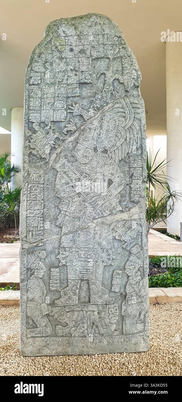 Stèle de Coba, mettant en vedette l'intronisation du souverain Chan Kinich, érigée en 780 EC avec des captifs liés à ses pieds au Museo de Maya, Cancun, Mexique Banque D'Images