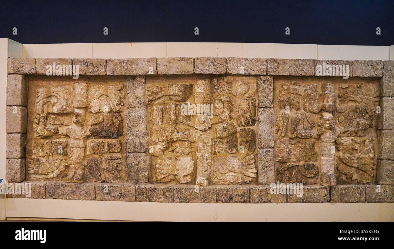 Panneau de calcaire représentant des reliefs de trois dieux ailés mayas, probablement Kukulcan, du site de Chichen Itza, au Museo de Maya, Cancun, Mexique Banque D'Images