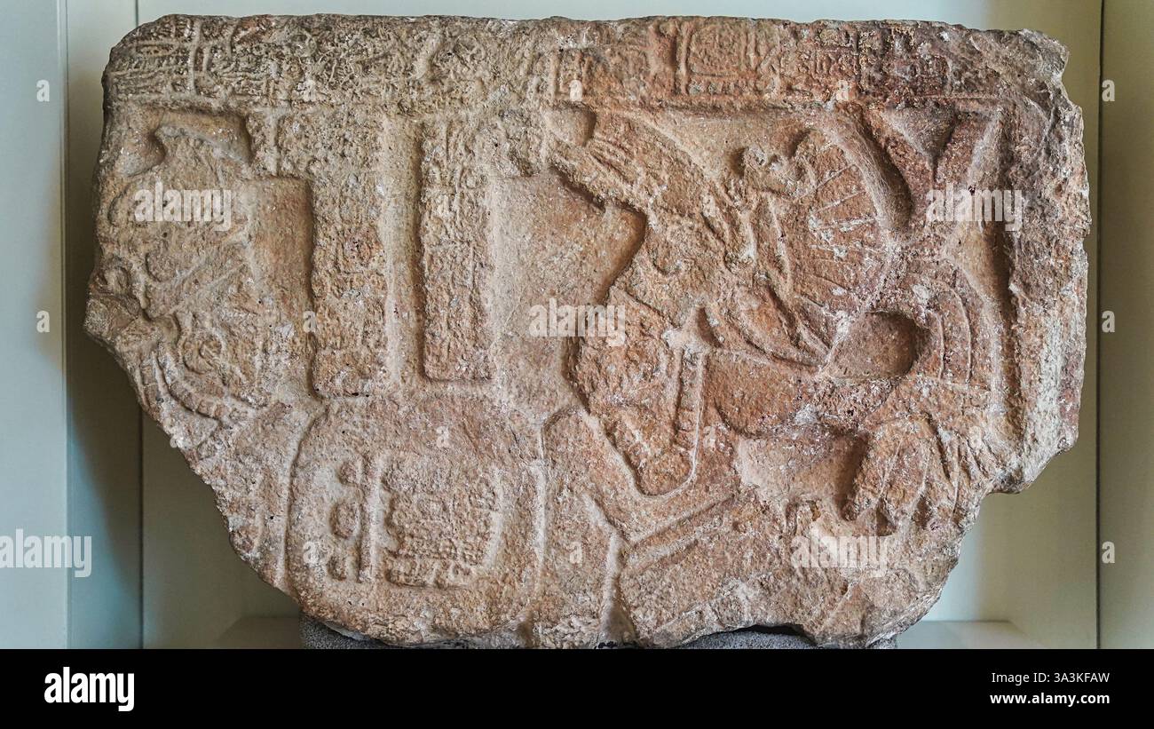 Fragment d'un panneau de calcaire avec deux joueurs de balle jouant au Ball court du site d'Ichmul, 600 à 850 EC au Museo de Maya, Cancun, Mexique Banque D'Images