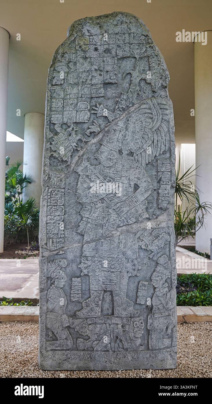 Stèle de Coba, mettant en vedette l'intronisation du souverain Chan Kinich, érigée en 780 EC avec des captifs liés à ses pieds au Museo de Maya, Cancun, Mexique Banque D'Images