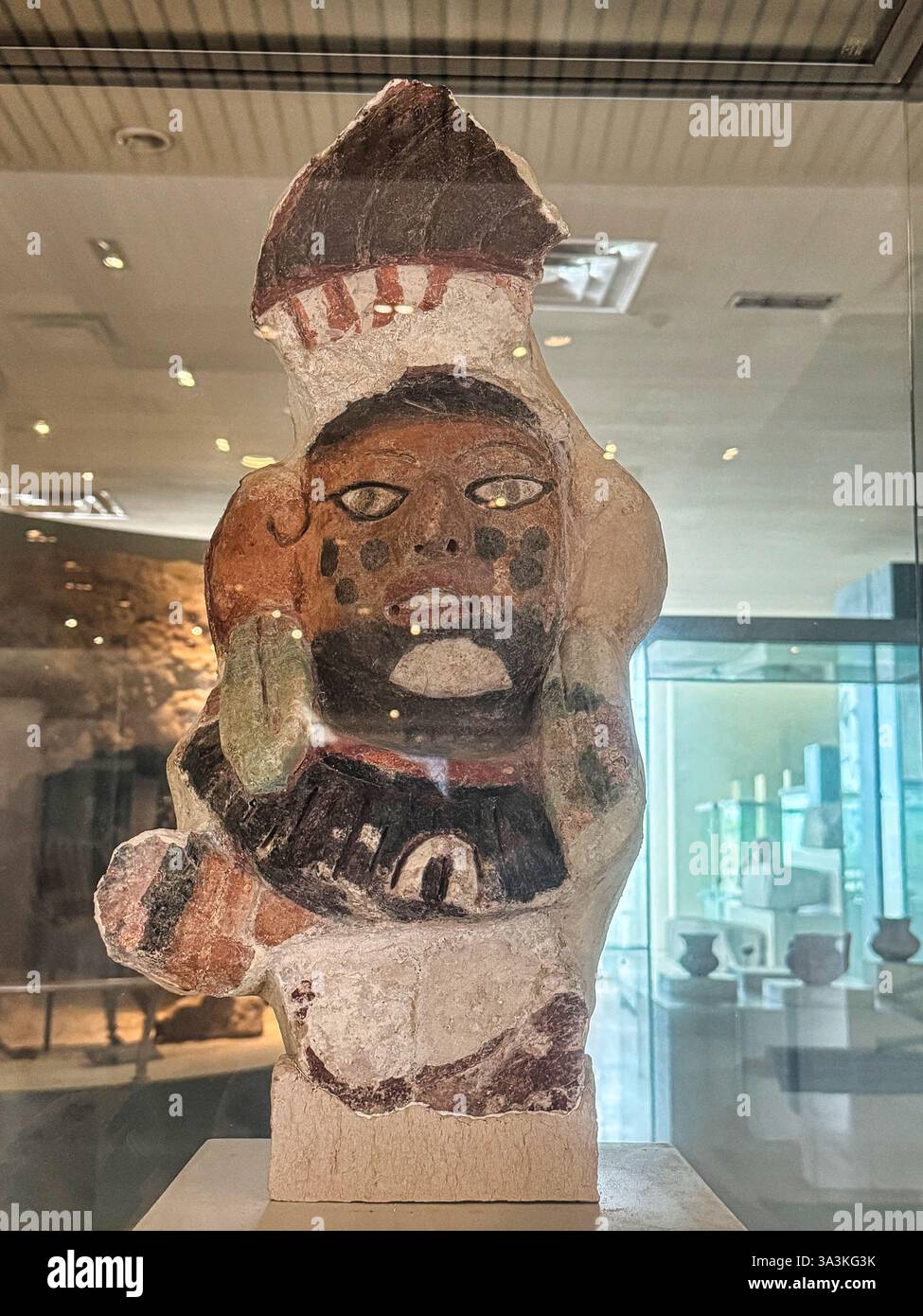 Masque en plâtre polychrome en stuc d'un être divin du site maya d'Oxtantkah, partie d'une façade de bâtiment, 600-850 EC au Museo de Maya, Cancun, Mexique Banque D'Images