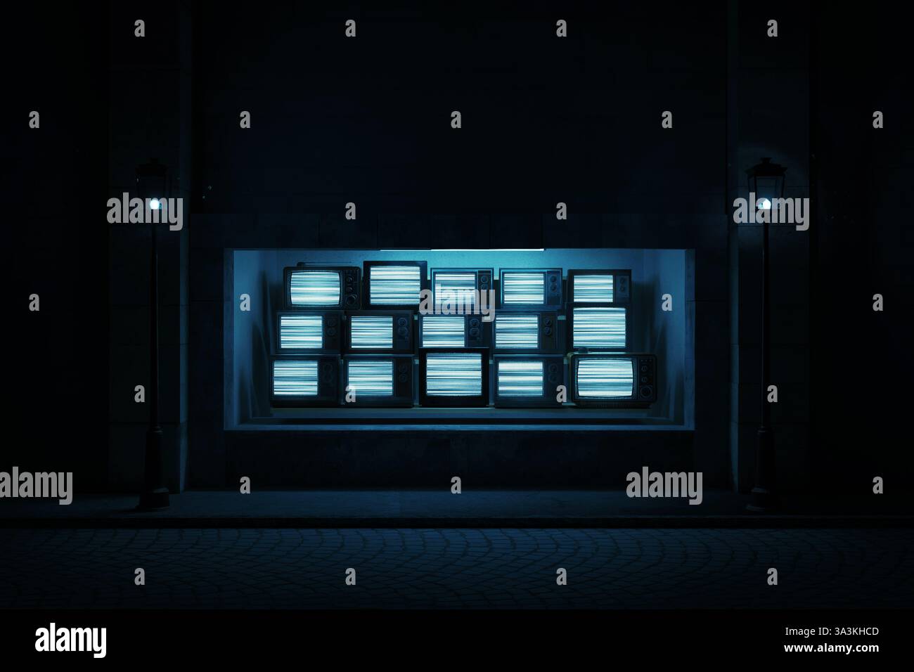 vitrine lumineuse bleue pleine de vieilles télévisions avec écrans statiques lumineux. Illuminé par la lanterne éclairée dans la vieille rue de la ville la nuit Banque D'Images