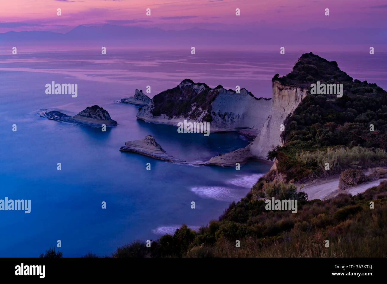 Grèce, îles grecques, îles Ioniennes, Corfou, nord-ouest de l'île, Cap Drastis, lumière du soir, falaises de grès et îlots au large faits de sable Banque D'Images