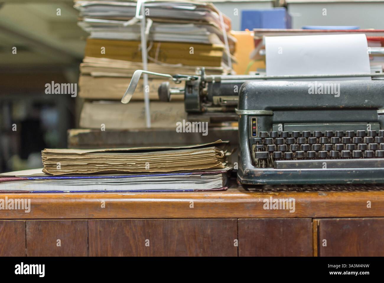Machine à écrire antique style vintage avec vieux documents ou vieille lettre et papier blanc pour écrivain sur bureau en bois zoom dans la vue avant de machine à écrire, écrivain o Banque D'Images