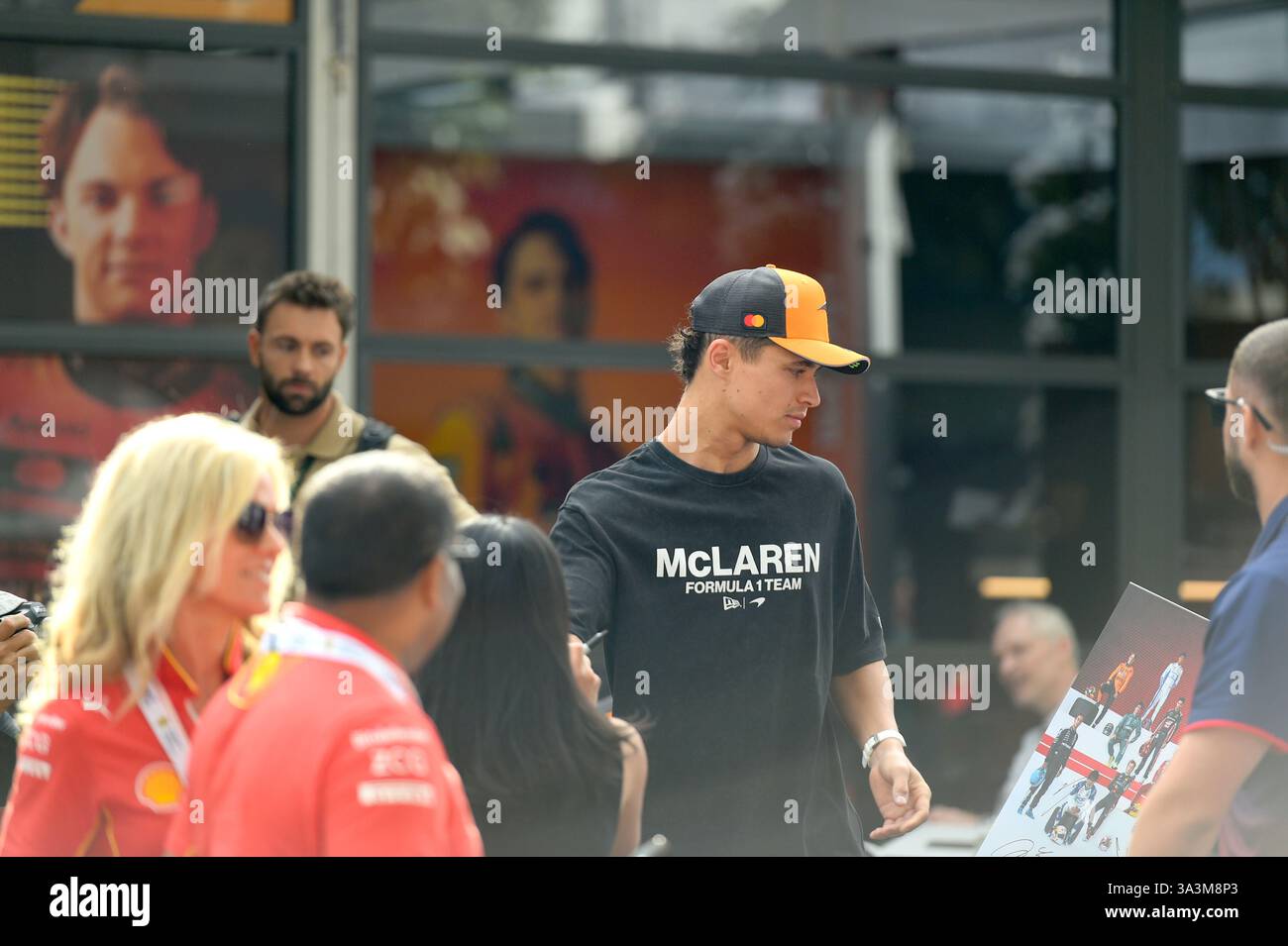 Lando Norris, pilote de formule 1 McLaren, signe des autographes lors de la manche australienne du Championnat du monde de formule 1 2025 à Melbourne Banque D'Images