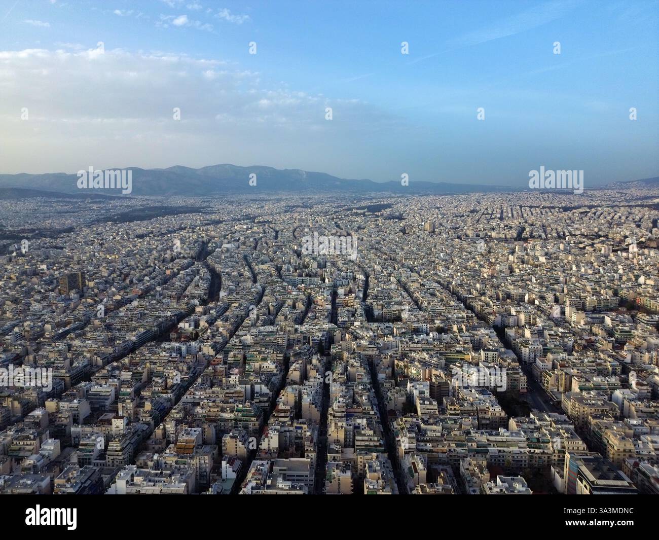 Une vue aérienne d'Athènes, Grèce avec des milliers d'immeubles d'appartements qui ont été construits dans les années 1960 - 1980 et abritent encore la plupart de la population. Banque D'Images