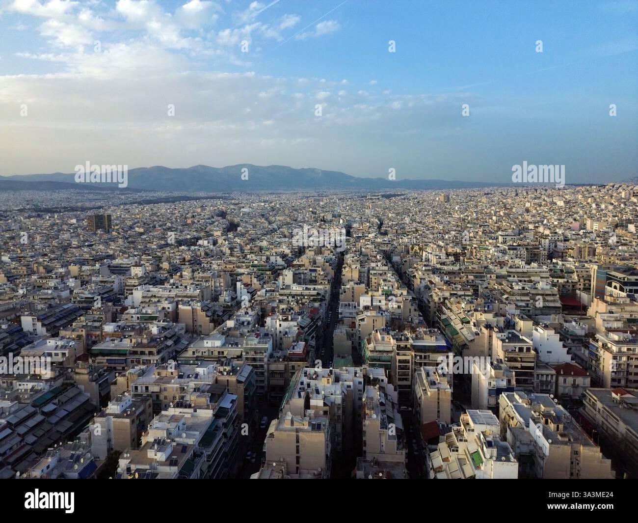 Une vue aérienne d'Athènes, Grèce avec des milliers d'immeubles d'appartements qui ont été construits dans les années 1960 - 1980 et abritent encore la plupart de la population. Banque D'Images