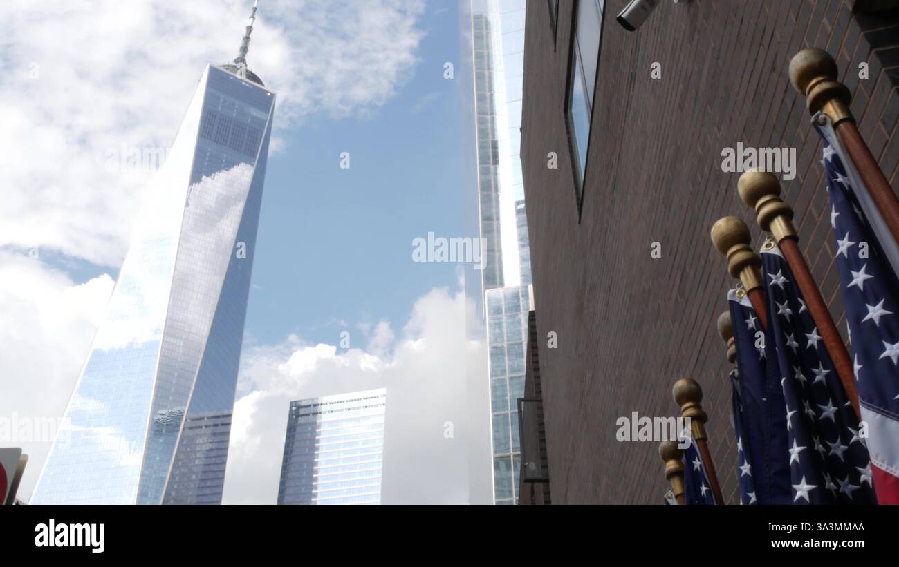 New York City, États-Unis - 11 septembre 2023 : pompiers FDNY Station, 911 Memorial. Pompiers, Manhattan 10 Ten Firehouse. Drapeaux américains et World Trade Center le jour du Patriot. Banque D'Images New York City, États-Unis - 11 septembre 2023 : pompiers FDNY Station, 911 Memorial. Pompiers, Manhattan 10 Ten Firehouse. Drapeaux américains et World Trade Center le jour du Patriot. Banque D'Images